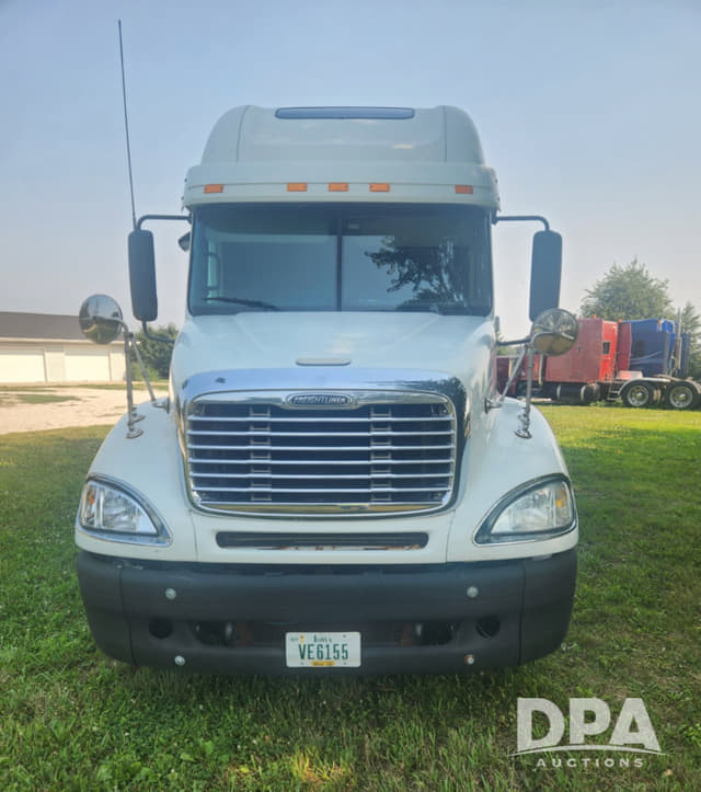 Image of Freightliner Columbia equipment image 1