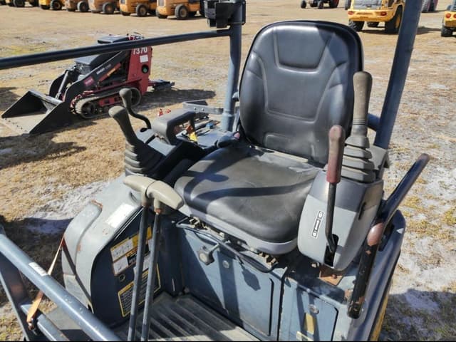 Image of John Deere 17D equipment image 4