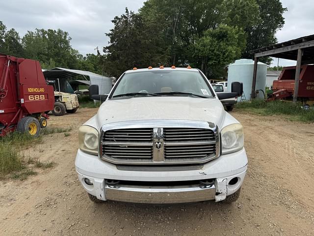 Image of Dodge Ram 3500 equipment image 2