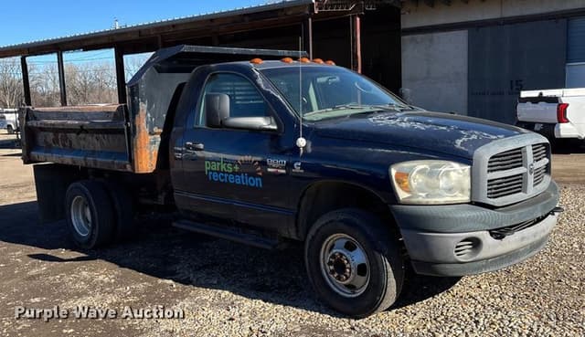 Image of Dodge Ram 3500 equipment image 2