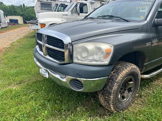 Image of Dodge Ram 2500 equipment image 2