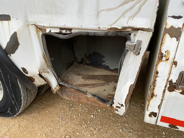 Image of Ford F-750 equipment image 4