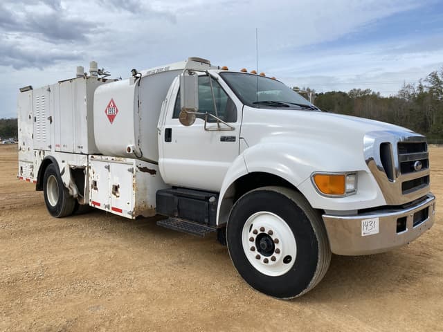 Image of Ford F-750 equipment image 3