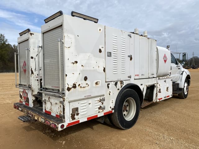 Image of Ford F-750 equipment image 2