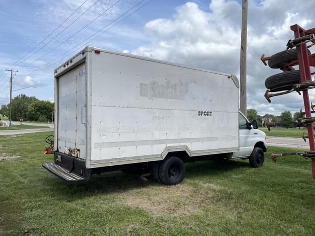 Image of Ford E-350 equipment image 3
