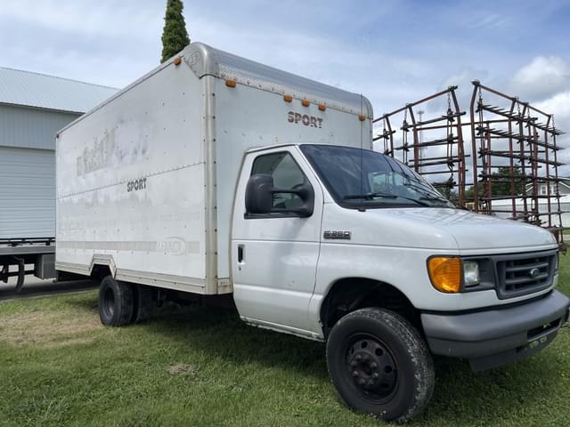 Image of Ford E-350 equipment image 2