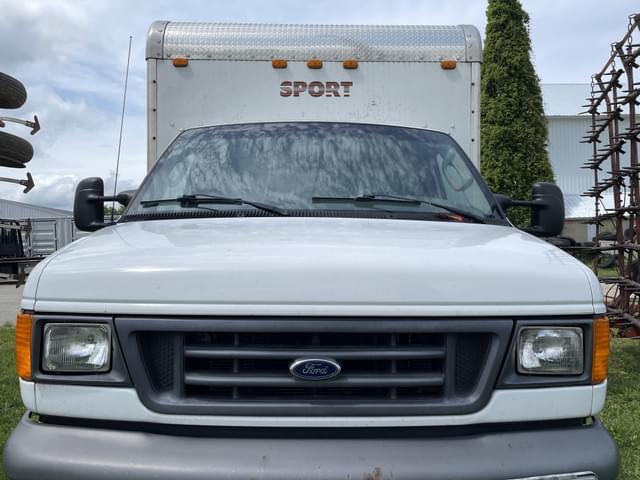 Image of Ford E-350 equipment image 1