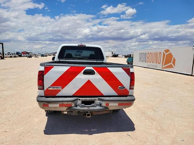 Image of Ford F-250 equipment image 3