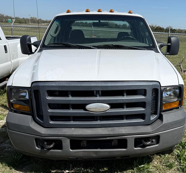 Image of Ford F-350 equipment image 1