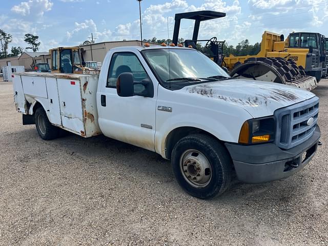 Image of Ford F-350 equipment image 4