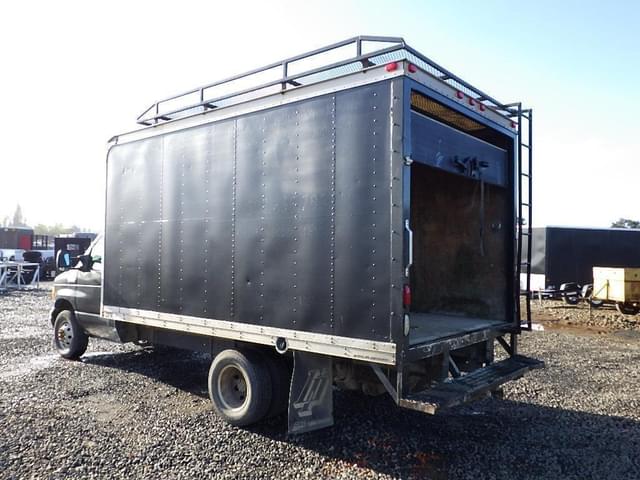 Image of Ford F-450 equipment image 4
