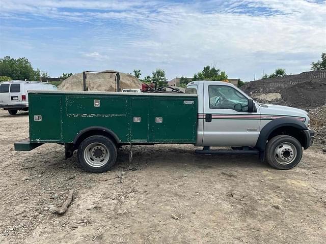 Image of Ford F-450 equipment image 4