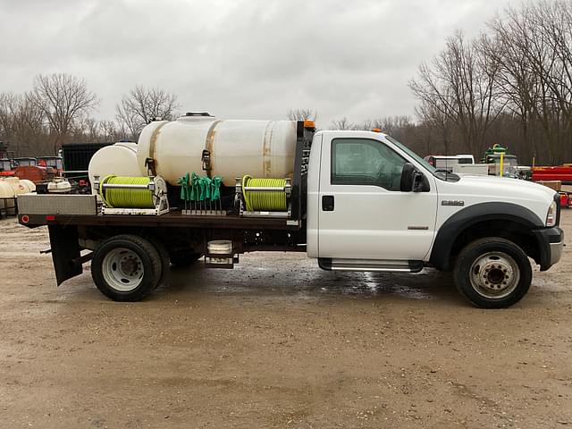 Image of Ford F-550 equipment image 3