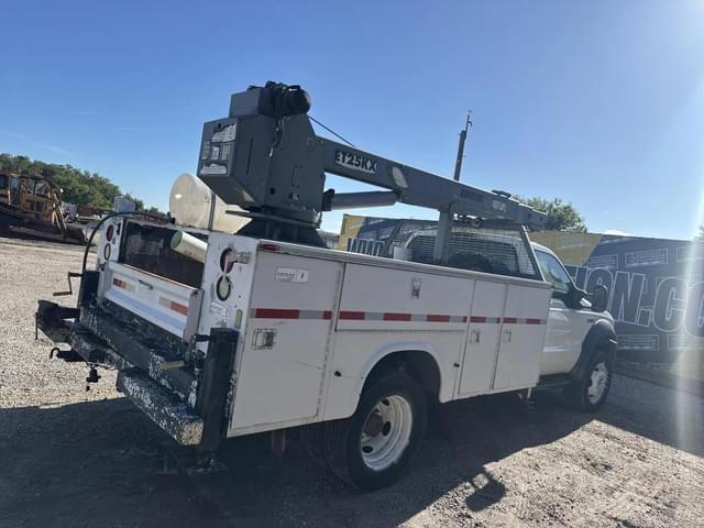 Image of Ford F-550 equipment image 2