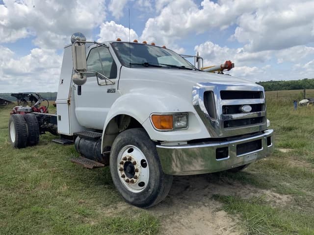 Image of Ford F-750 equipment image 2