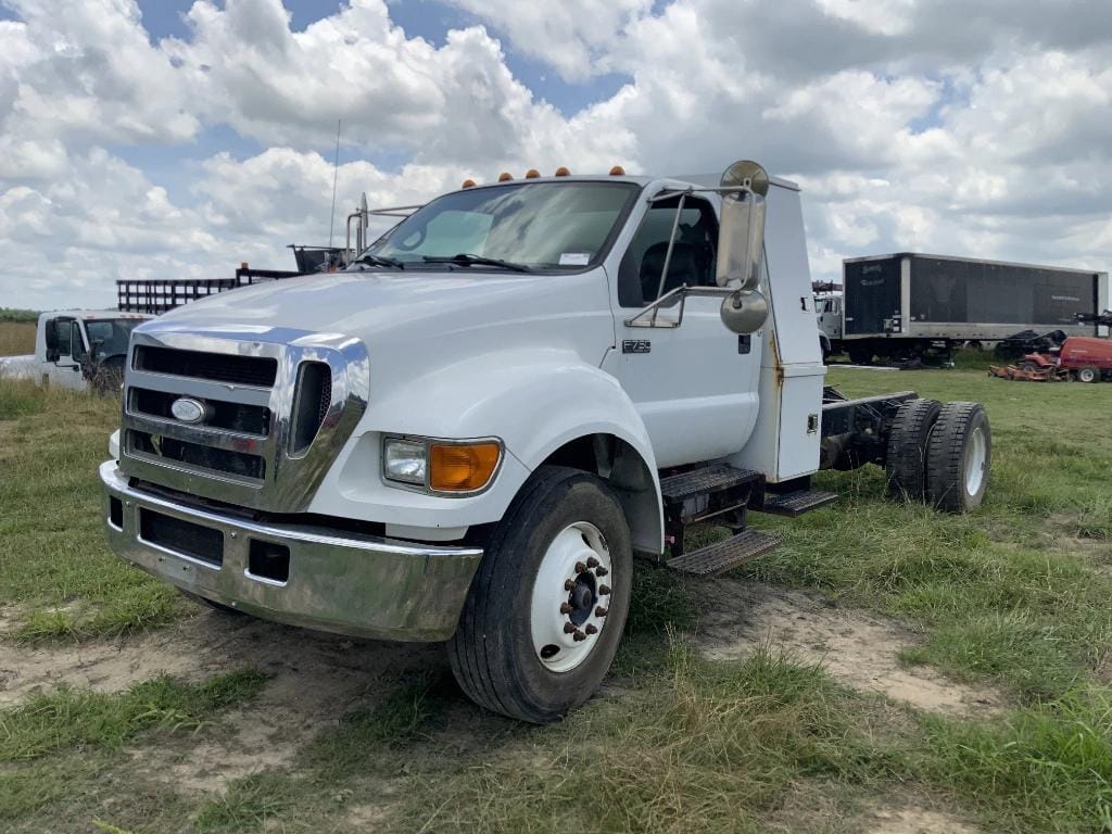 2007 Ford F-750 Equipment Image0