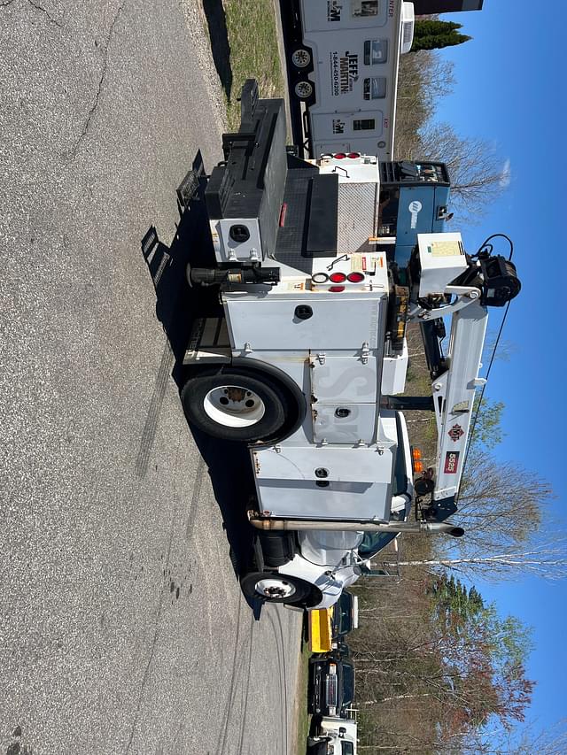 Image of Ford F-750 equipment image 4