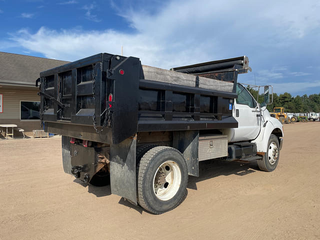 Image of Ford F-750 equipment image 4