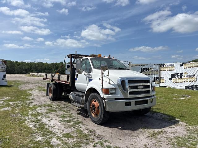 Image of Ford F-750 equipment image 2