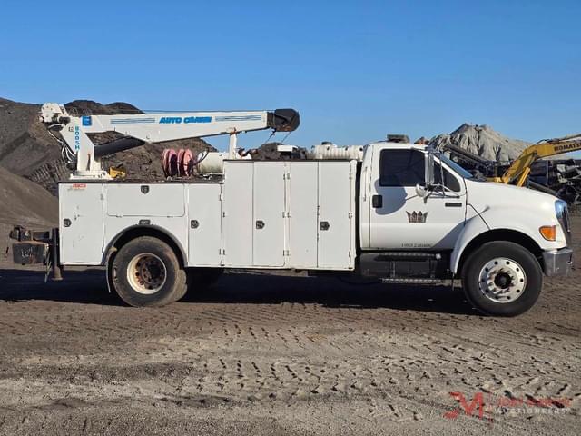 Image of Ford F-750 equipment image 1