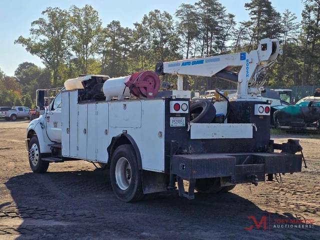 Image of Ford F-750 equipment image 4