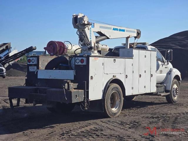 Image of Ford F-750 equipment image 2