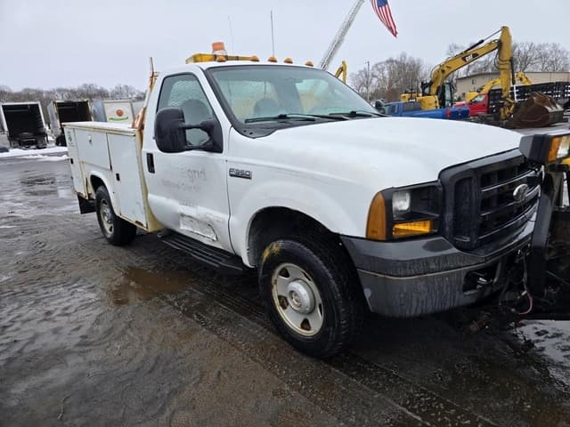 Image of Ford F-350 equipment image 3