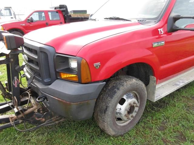 Image of Ford F-350 equipment image 2