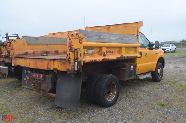 Image of Ford F-350 equipment image 3