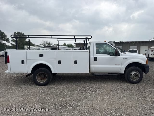 Image of Ford F-350 equipment image 3