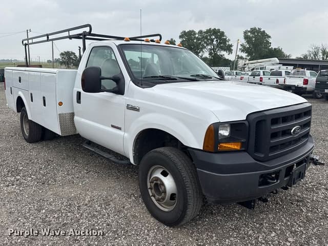 Image of Ford F-350 equipment image 2