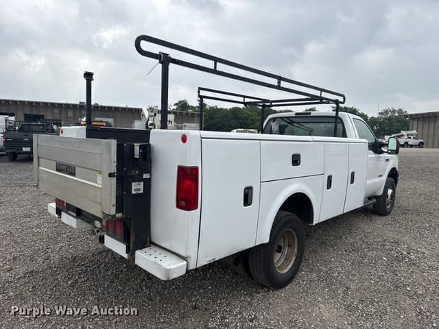 Image of Ford F-350 equipment image 4