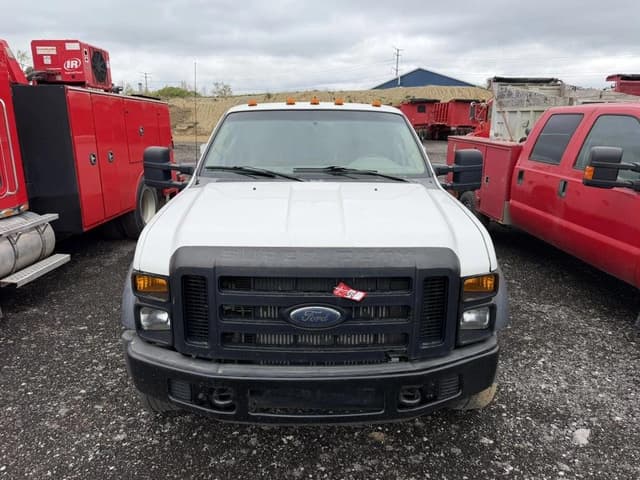 Image of Ford F-450 equipment image 4