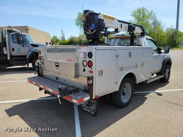Image of Ford F-450 equipment image 4