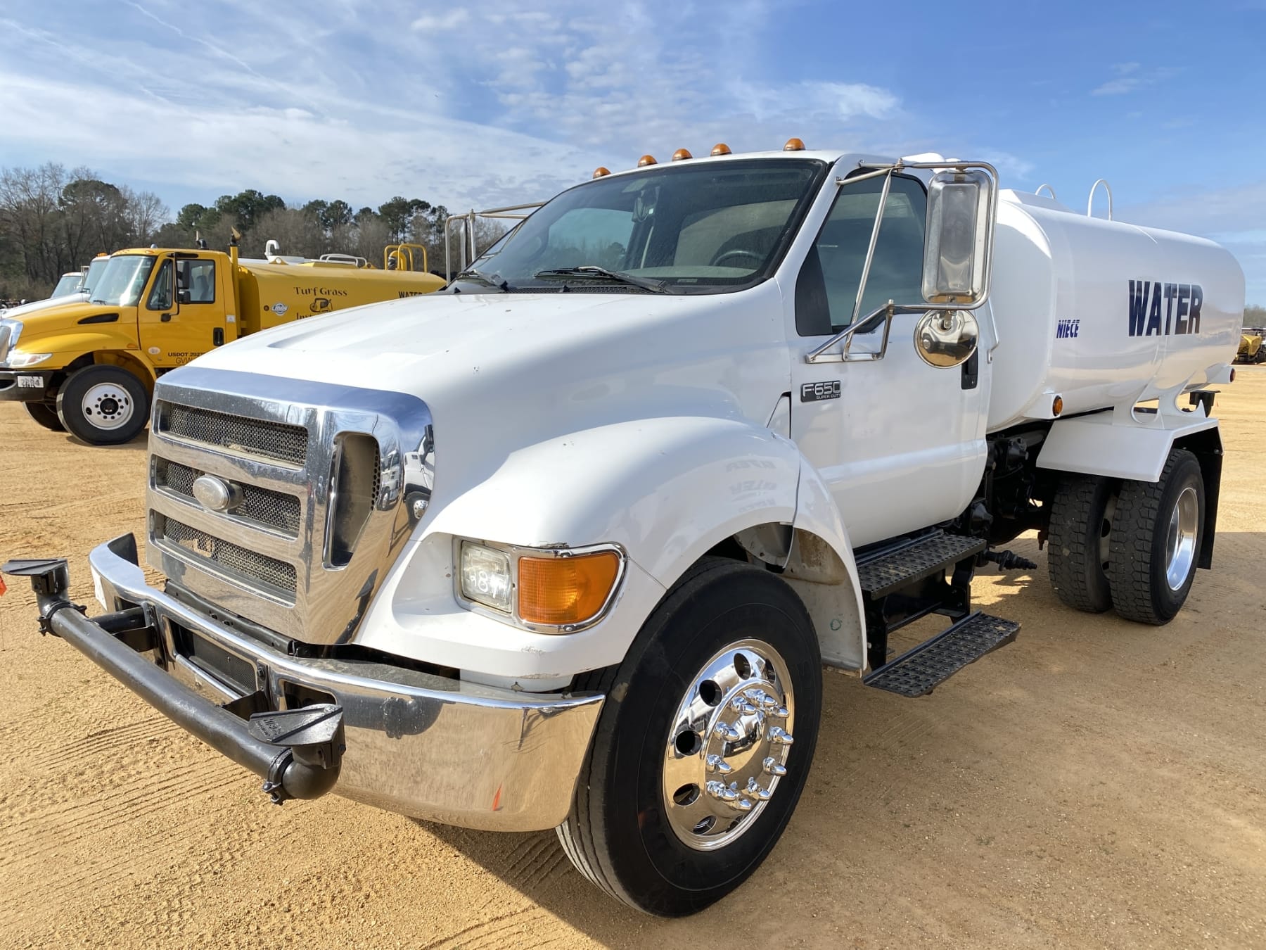 2007 Ford F-650 Equipment Image0