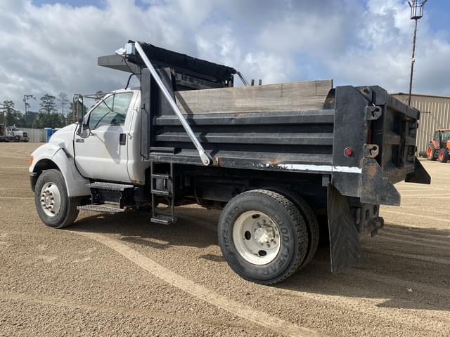 Image of Ford F-750 equipment image 3