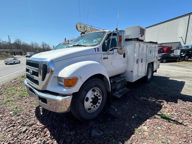 Image of Ford F-750 equipment image 2