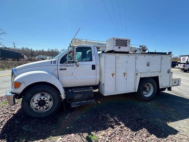Image of Ford F-750 equipment image 1