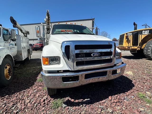 Image of Ford F-750 equipment image 4