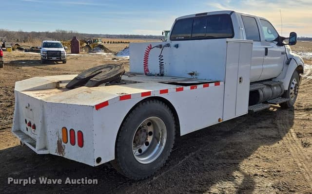Image of Ford F-750 equipment image 4