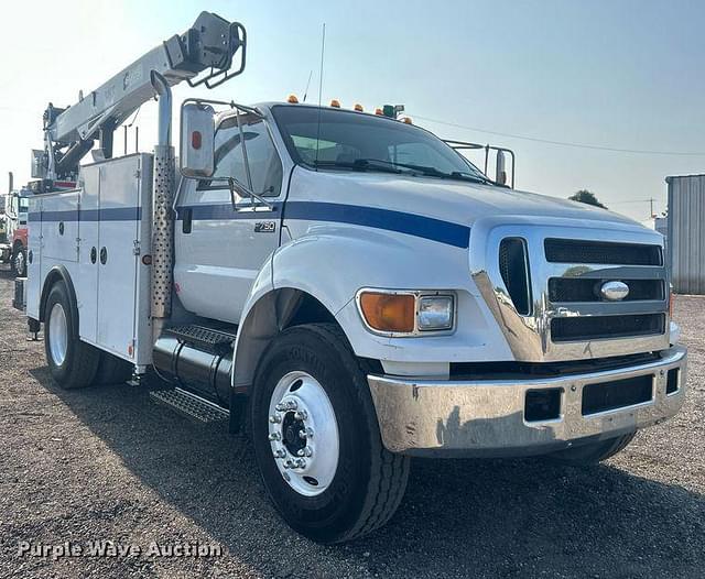 Image of Ford F-750 equipment image 2