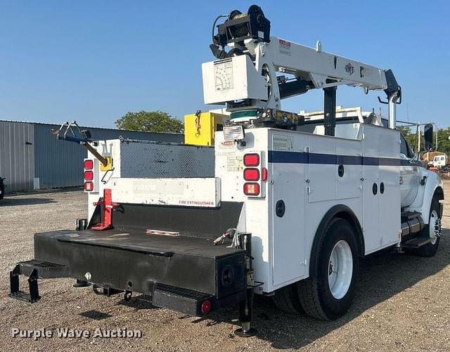 Image of Ford F-750 equipment image 4