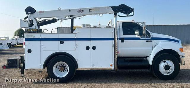 Image of Ford F-750 equipment image 3