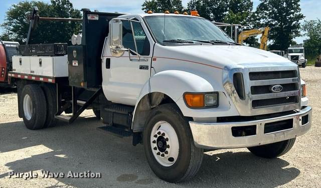 Image of Ford F-750 equipment image 2