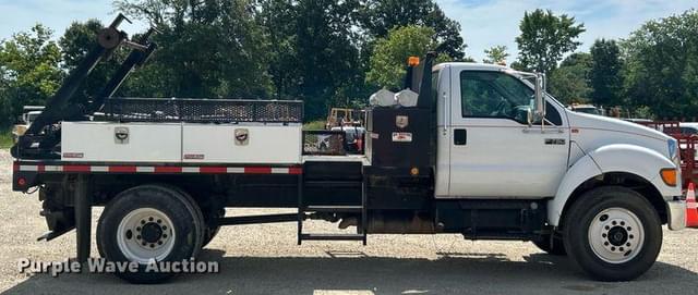 Image of Ford F-750 equipment image 3