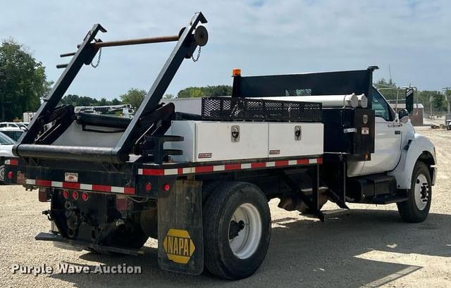 Image of Ford F-750 equipment image 4