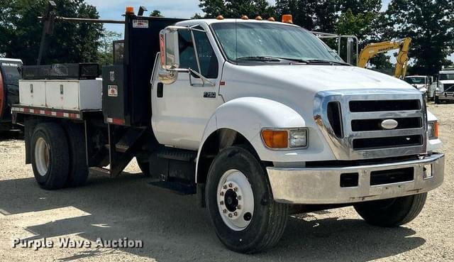 Image of Ford F-750 equipment image 2