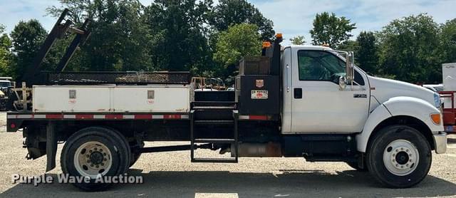 Image of Ford F-750 equipment image 3