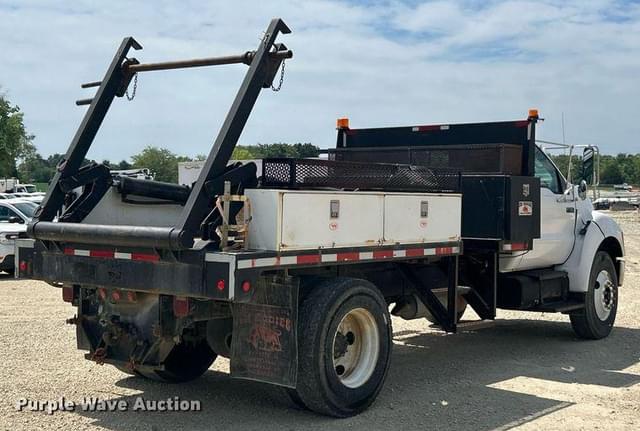 Image of Ford F-750 equipment image 4
