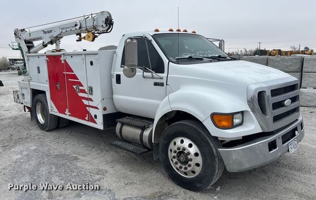 Image of Ford F-750 equipment image 2